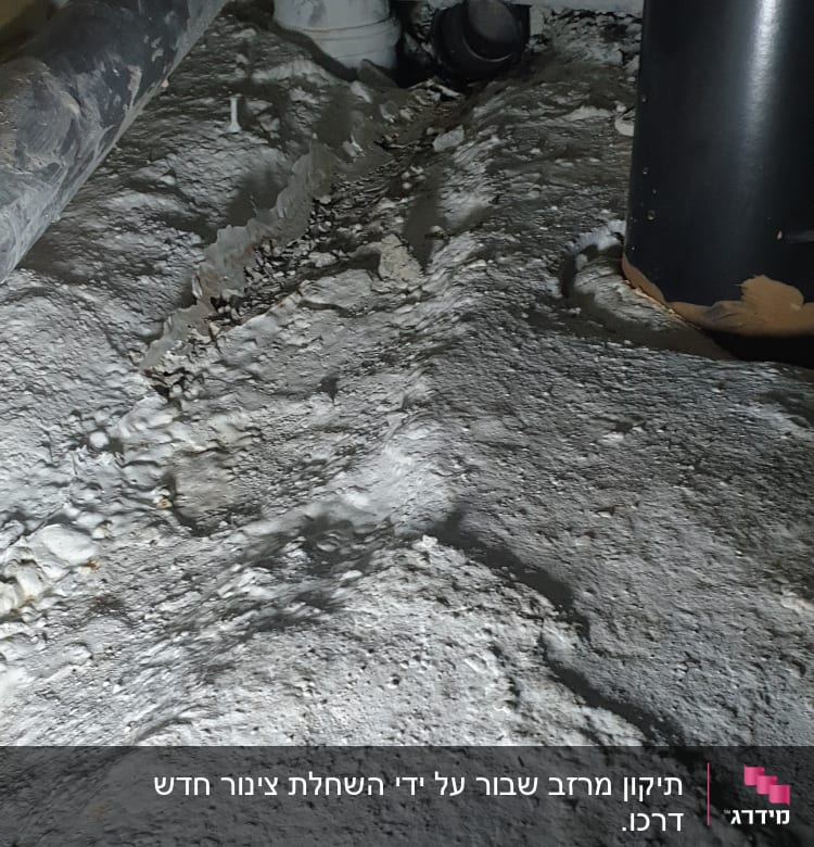צינורות על גג עם שכבת בטון סדוקה